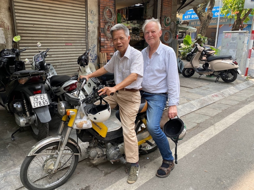 Ông Đồng Văn An – Giám đốc Trung tâm II & Ông Jo Koster – Nhà sáng lập Child Surgery Vietnam